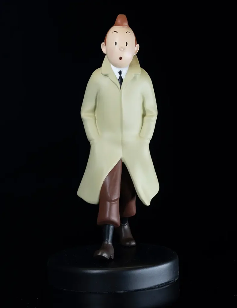 فیگور تن تن با کت بارونی tintin wearing his coat