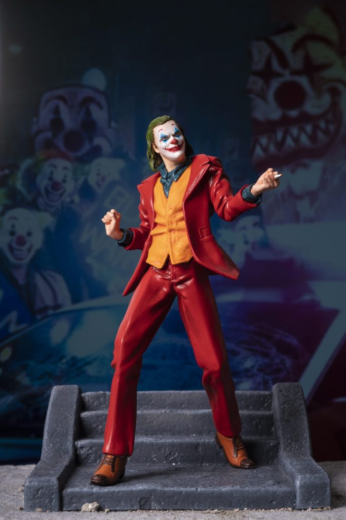 فیگور جوکر واکین فینیکس روی پله ها (Joker Juaquin Phoenix)
